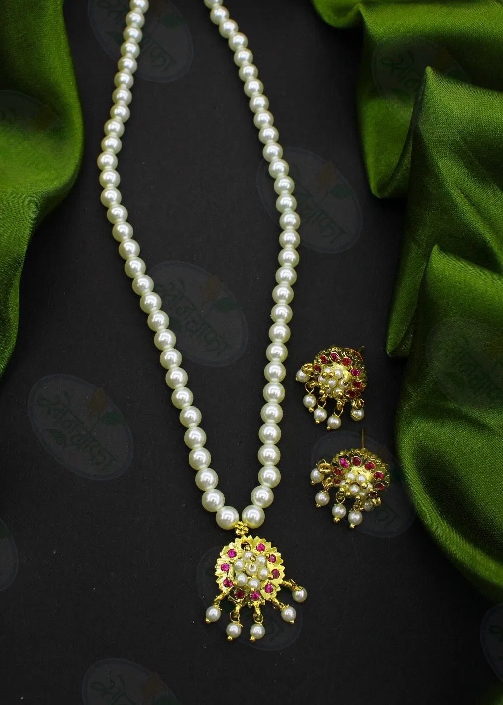 CHIC & FANCY PEARL NECKLACE