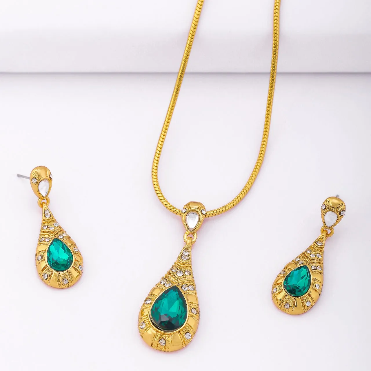 Estele - Elegant Emrald Drop halo pendant set for women