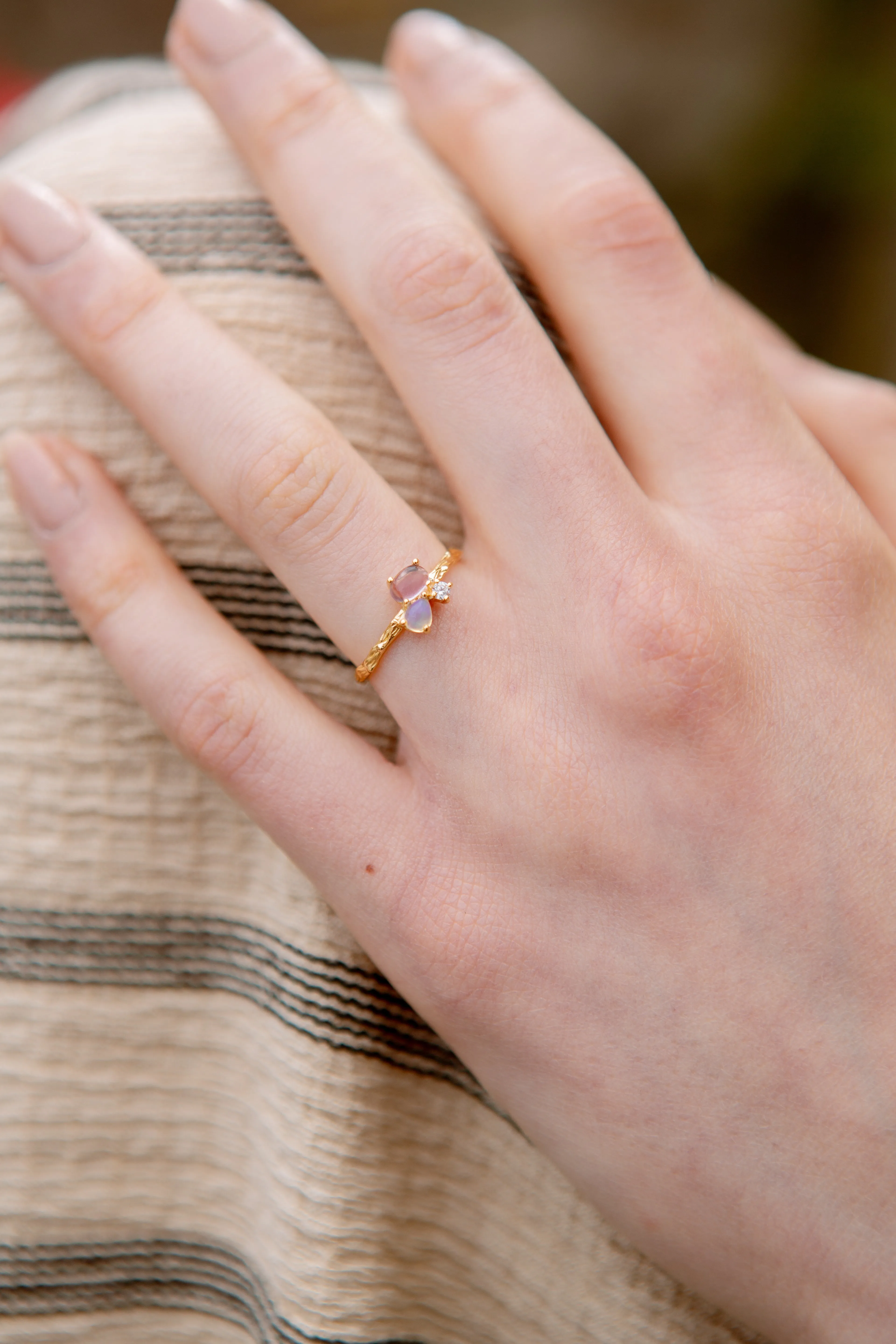 FAE 3-STONE TWIG TEXTURED RING